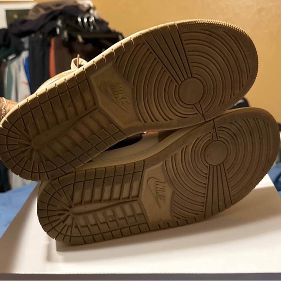 Women’s Air Jordan 1 Mid Desert - Picture 8 of 9